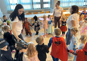 09 Dzieci z grupy trzylatków tańczą z paniami w kole