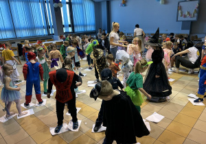 27 Dzieci jeżdżą po podłodze na nartach z kartek