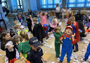 30 Dzieci rzucają się papierowymi śnieżkami