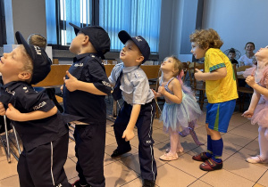 40 Dzieci idąc gęsiego wykonują śmieszne pozy