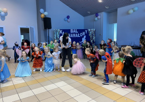 41 Dzieci w kole wykonują śmieszne pozy