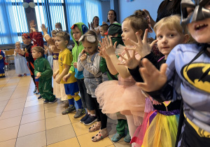 57 Dzieci w przebraniach klaszczą w dłonie