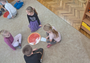 Dziewczynki pracują w grupie.