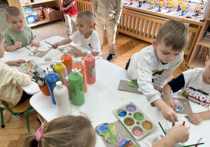 Malujemy farbami serduszka z masy solnej