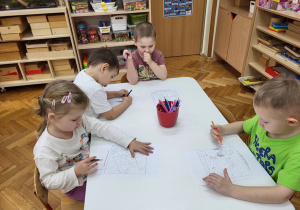 Dzieci z zaangażowaniem kolorują