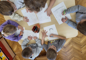 Dzieci kolorują ilustracje dotyczące zanieczyszczeń powietrza