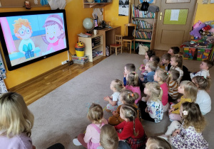 3 latki oglądają bajkę edukacyjną o smogu