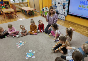 Dzieci dopasowują odpowiednie ilustracje do postaci Ziemi