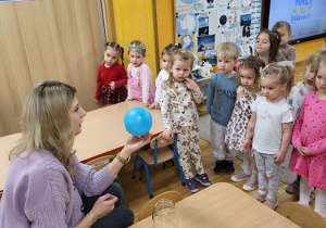 Nauczyciel tłumaczy dzieciom czym jest powietrze