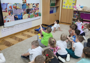 4latki z zaciekawieniem słuchają bajki Czerwony Kapturek misja czarny smog