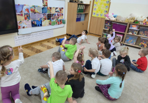 Dzieci z nauczycielem rozmawiają na temat wysłuchanej bajki