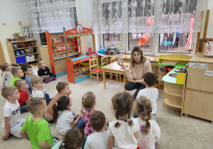 Nauczyciel wyjaśnia dzieciom czym jest powietrze