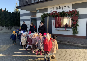 Dzieci przy wejściu do psiego salonu - ,,Podaj łapę".