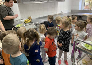Dzieci oglądają pomieszczenie gdzie szykuje się podwieczorek.