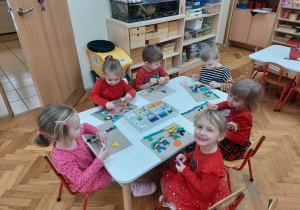 Usprawniamy pracę rąk poprzez zabawy z plasteliną.