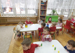 Kropelki podczas wykonywania zadań walentynkowych.