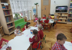 Praca przy stolikach w grupie 3-latków.