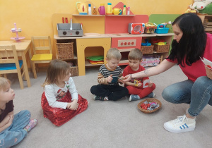 Dzieci otrzymują drobny upominek z okazji Walentynek.
