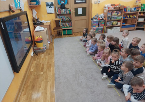 Dzieci oglądają bajkę Necio - Poznajemy Internet.