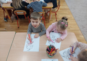 Dzieci kolorują robota.
