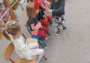 Chłopiec pokazuje dzieciom co dzieje się z lodem pod wpływem ciepła.