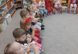 Dzieci określają smak lodu.