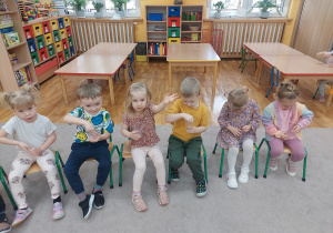 Dzieci na podstawie dotyku określają cechy lodu.