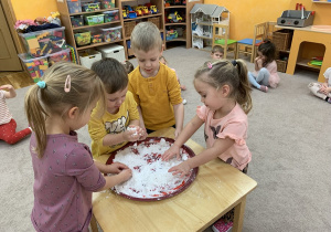 Zabawy ze sztucznym śniegiem w grupie 3-latków.