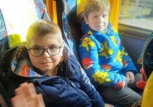 01. Dzieci siedzą w autobusie.