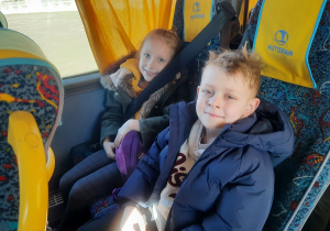 02. Dzieci siedzą w autobusie.