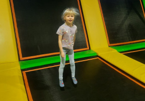 03. Dziewczynka skacze na trampolinach.