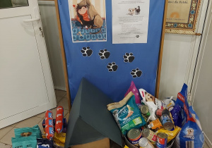 Zbiórka karmy i akcesoriów w holu przedszkola.