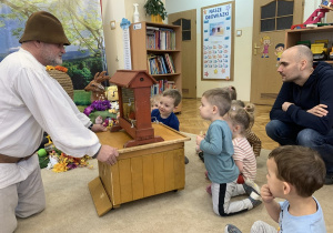 Dzieci oglądają prawdziwe pszczoły.