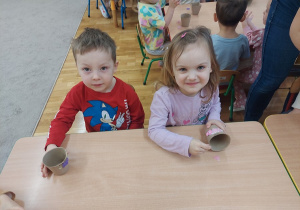 Dzieci dekorują swoje doniczki do siana.