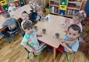 Kropelki dekorują doniczki rozsadowe na owies.