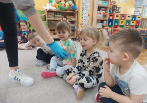 Dzieci oglądają wsadzoną cebulkę.