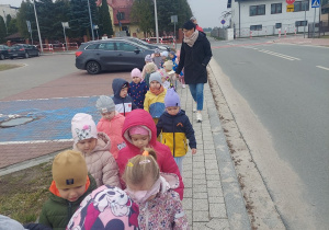 Kropelki maszerują w kierunku sklepu.