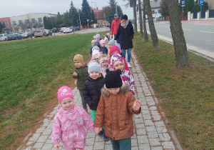 Najmłodsze przedszkolaki uczą się chodzić w parach.