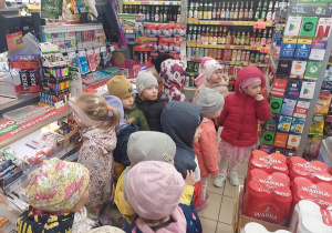 Dzieci oglądają asortyment znajdujący się w sklepie.