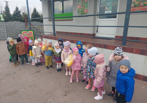 Maluszki z zakupionymi chrupkami.