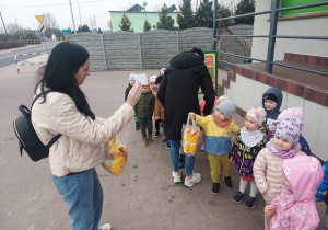 Dzieci oglądają paragon za zakupione rzeczy.