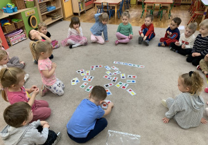 Dzieci układają figurowe Domino.