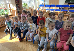 Maluszki oczekujące na przedstawienie z okazji ,,Dnia Kobiet".