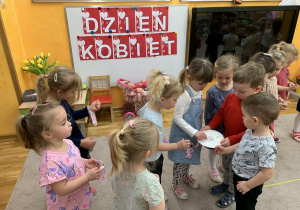 Chłopcy rozdają dziewczynką pierścionki.