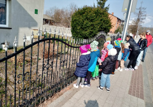 Dzieci obserwują oznaki wiosny.
