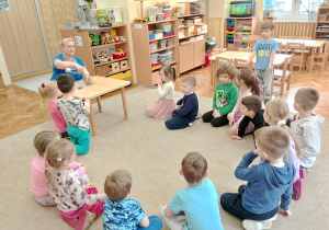 Dzieci z uwagą przyglądają się eksperymentom z wodą