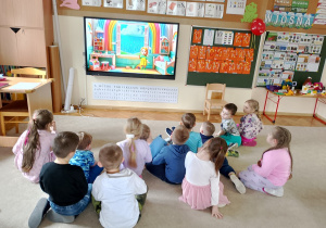 Dzieci oglądają bajkę edukacyjną.
