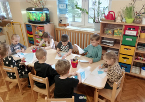 Dzieci wykonują kartę pracy.