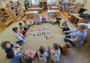04 Dzieci siedzą w kole po skończonej pracy