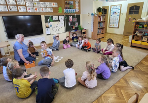 07 Chłopiec pokazuje pacynkę tygryska